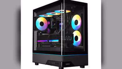 Boîtier Gamdias Atlas M5 assemblé, affichant composants internes et éclairage RGB.