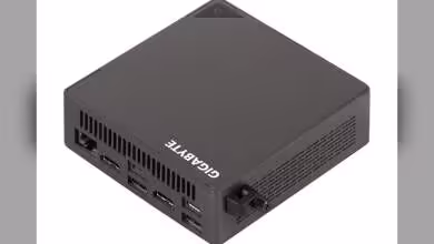Mini PC Gigabyte Brix avec multiples ports, logo visible, fond neutre clair