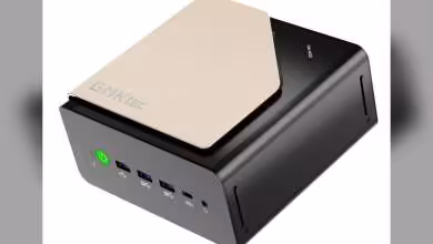 Mini PC GMKtec EVO-T2s en vue oblique avec logo visible.