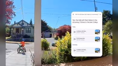 Enfant sur vélo devant maison, interface Google Home avec images vidéos récentes et texte de recherche.