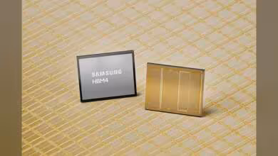 Deux puces Samsung HBM4 posées sur une surface dorée quadrillée