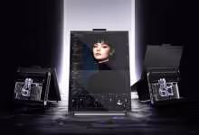 Notebook AI Plus avec écran design visuel, rétroéclairage fort, disposition centrale, fond sombre.