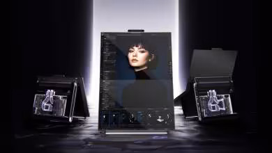 Notebook AI Plus avec écran design visuel, rétroéclairage fort, disposition centrale, fond sombre.