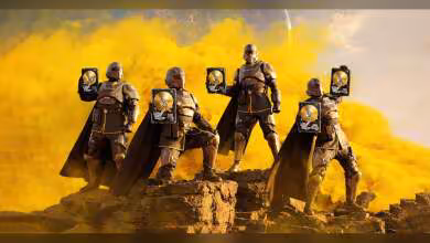 Cinq personnages en armure futuriste tenant des affiches du jeu Helldivers 2 devant un décor désertique.