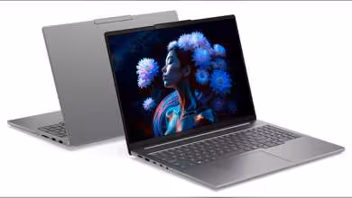 Ordinateur portable Lenovo IdeaPad Pro 5i, écran allumé avec design floral coloré