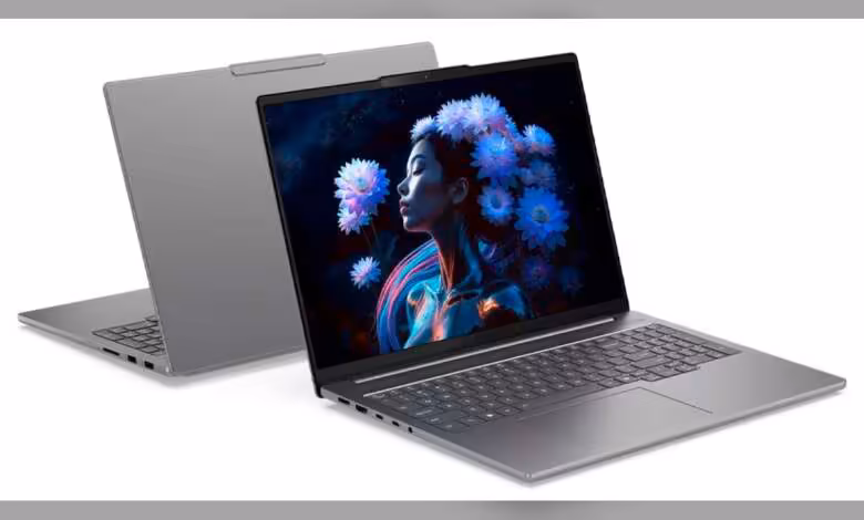 Lenovo IdeaPad Pro 5i 16 pouces : Core Ultra et RTX 5050 pour créateurs 1 Ordinateur portable Lenovo IdeaPad Pro 5i, écran allumé avec design floral coloré