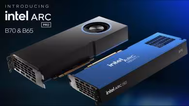 Deux cartes graphiques Intel Arc Pro B70 et B65 sur fond bleu noir, éclairage contrasté.