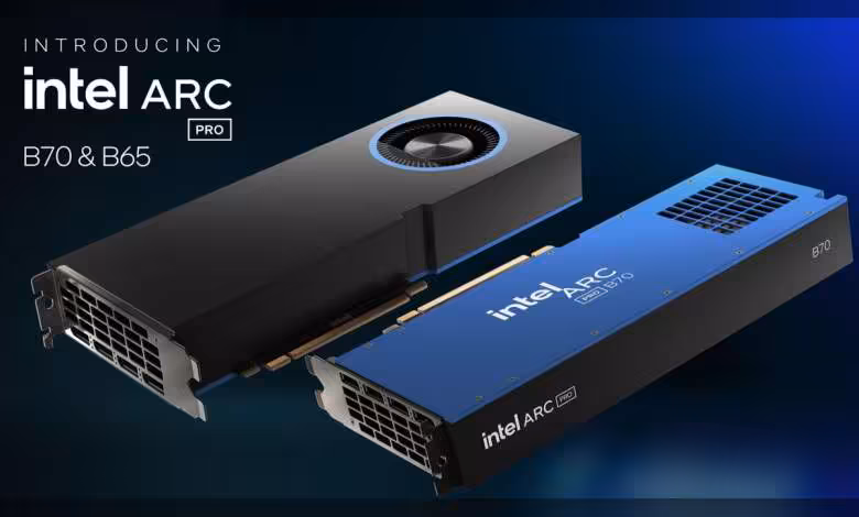Intel Arc Pro B70 et B65 : 32 Go GDDR6, jusqu’à 367 TOPS, cap sur l’inférence locale 1 Deux cartes graphiques Intel Arc Pro B70 et B65 sur fond bleu noir, éclairage contrasté.