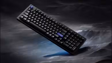 Clavier Keychron Q5 HE sur fond sombre, rétroéclairage subtil et touches distinctives bleues.
