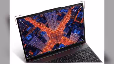 Lenovo ThinkPad écran lumineux sur fond urbain, cadrage serré