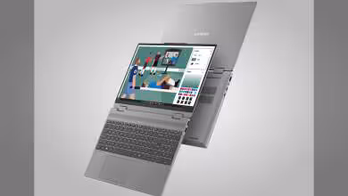 Ordinateur portable Lenovo IdeaPad 5i avec écran allumé, vue de biais grise