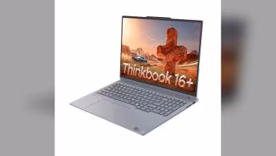 Lenovo ThinkBook 16+ avec écran ouvert affichant un paysage désertique.
