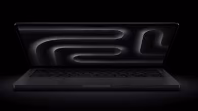 MacBook Ultra avec écran OLED tactile et Dynamic Island, clavier rétroéclairé sur fond noir.