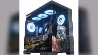 Boîtier PC MAINGEAR Crimson Desert avec panneaux latéraux transparents et éclairage LED bleu.