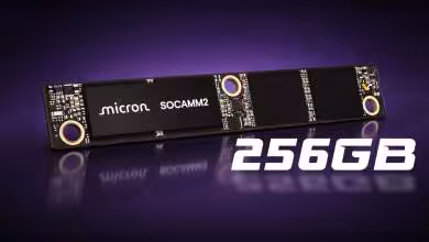 Module Micron SOCAMM2 256GB éclairage violet fond sombre, contraste élevé