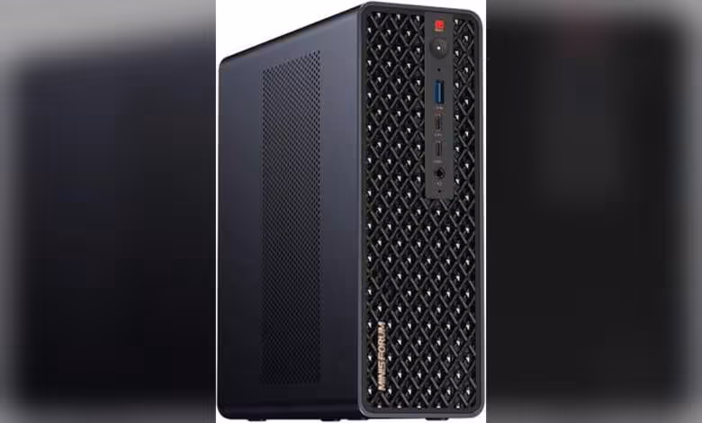MINISFORUM M2 Pro et MS-03 : premiers PC Panther Lake (Core Ultra 300) orientés IA locale 1 Boîtier MINISFORUM noir face avant grille détaillée, ports bien visibles, éclairage net.