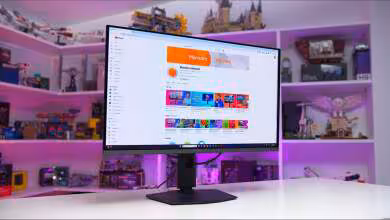 Écran d'ordinateur sur fond de bibliothèque colorée, éclairage professionnel, détails nets