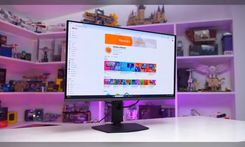 QD‑OLED : après 6 500 h, le MSI MPG 321URX montre des traces de burn-in mesurables 1 Écran d'ordinateur sur fond de bibliothèque colorée, éclairage professionnel, détails nets