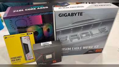Produits Gigabyte, AMD, Corsair, Cooler Master bien éclairés sur fond neutre, packaging couleurs vives