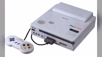 Console Nintendo PlayStation prototype avec manette, design iconique blanc sur fond neutre