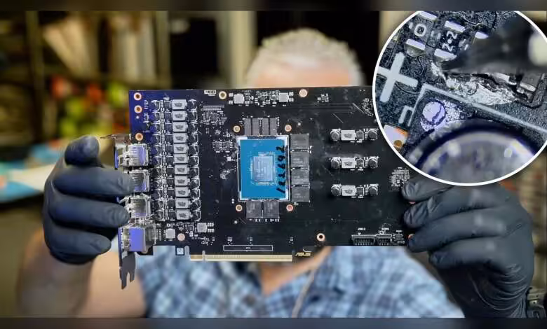Liquid metal détruit une ASUS TUF GeForce RTX 5070 Ti : court-circuit et GPU HS 1 Personne tenant une carte graphique ASUS TUF RTX 5070 Ti détruite, détails visibles sur fond flou