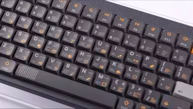 Gros plan sur les keycaps noir et orange du NuPhy Creative Engine.