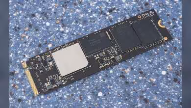 SSD NVMe M.2 avec contrôleur visible sur surface granitée.