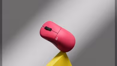 Souris Pulsar ZywOo Gen 2 Pink posée sur une forme géométrique jaune