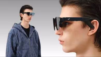 Homme portant les lunettes RayNeo Air 4 Pro AR en profil et avant-plan.