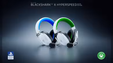 Casques Razer BlackShark V3 X HyperSpeed White Edition avec éclairage Xbox et PlayStation en arrière-plan.