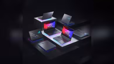 Laptops ASUS ROG Strix G16 et G18 ouverts et fermés, éclairage RGB sur support.