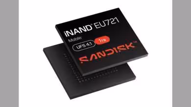 Module SanDisk iNAND EU721 Mobile, UFS 4.1, 1TB, puce noire vue de dessus et dessous.