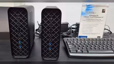 Deux mini-PC Sapphire EDGE AI avec grille avant, boîte informative à droite sur fond noir.