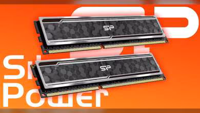 Deux barrettes de RAM Silicon Power sur fond orange vif avec détails hexagonaux et logo SP