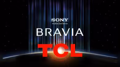 Logo Sony BRAVIA avec texte TCL en rouge sur fond spatial lumineux.