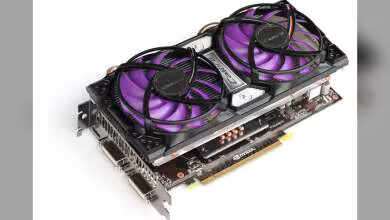Carte graphique Sparkle GTX 560 Ti vue de côté ventilateurs violets fond blanc