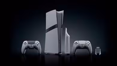 Console Sony PlayStation avec manettes, design moderne en gris