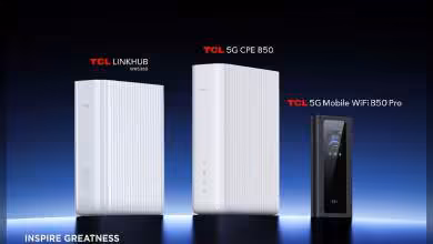 Routeurs TCL 5G CPE B50, B50 Pro, et Linkhub WR5360, design moderne, boîtiers verticaux blancs et noirs.