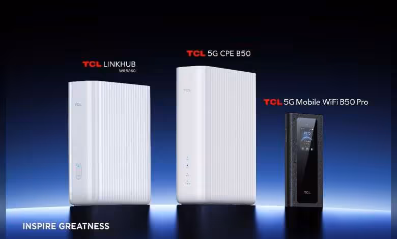 TCL 5G : CPE B50, B50 Pro et WR5360 démocratisent 5G et Wi‑Fi 7 à MWC26 1 Routeurs TCL 5G CPE B50, B50 Pro, et Linkhub WR5360, design moderne, boîtiers verticaux blancs et noirs.