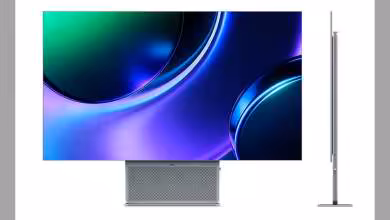Moniteur TCL 32X3A OLED+ 4K 240Hz, éclairage studio avec contraste élevé, fond noir.