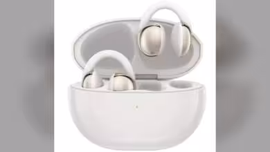 Écouteurs TCL CrystalClip dans leur étui de chargement blanc.