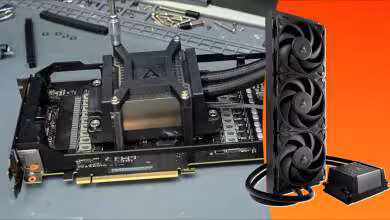 Carte graphique RTX 3080 avec énorme refroidisseur CPU, fond gris et orange contrasté