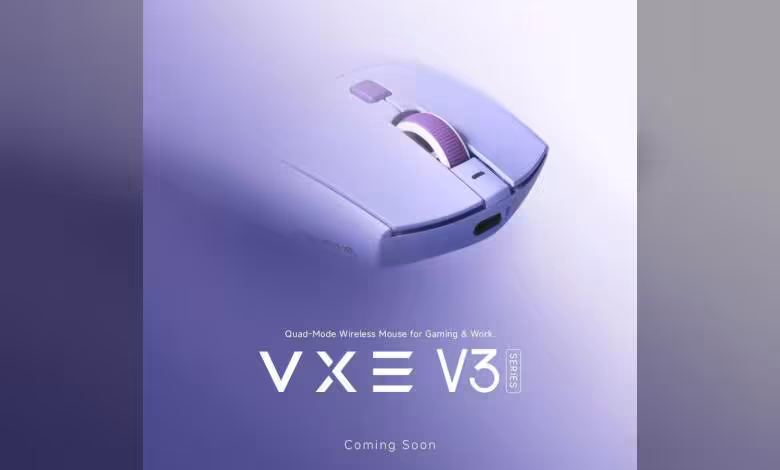 Souris sans fil VXE V3 avec molette violette et logo quad-mode sur fond violet.