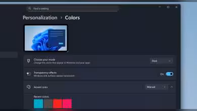 Fenêtre de personnalisation Windows 11 en mode sombre avec options de couleur et d'effets de transparence.