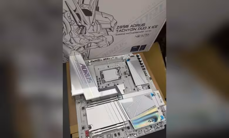 GIGABYTE Z890 AORUS TACHYON DUO X ICE : DDR5 à 10400 MT/s et CQDIMM 1 Carte mère GIGABYTE Z890 AORUS TACHYON DUO X ICE avec design futuriste sur boîte.