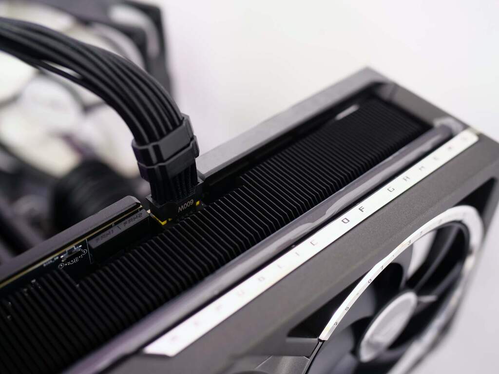 test psu msi mpg ai1600ts pcie5 cable 12V 2×6 jaune