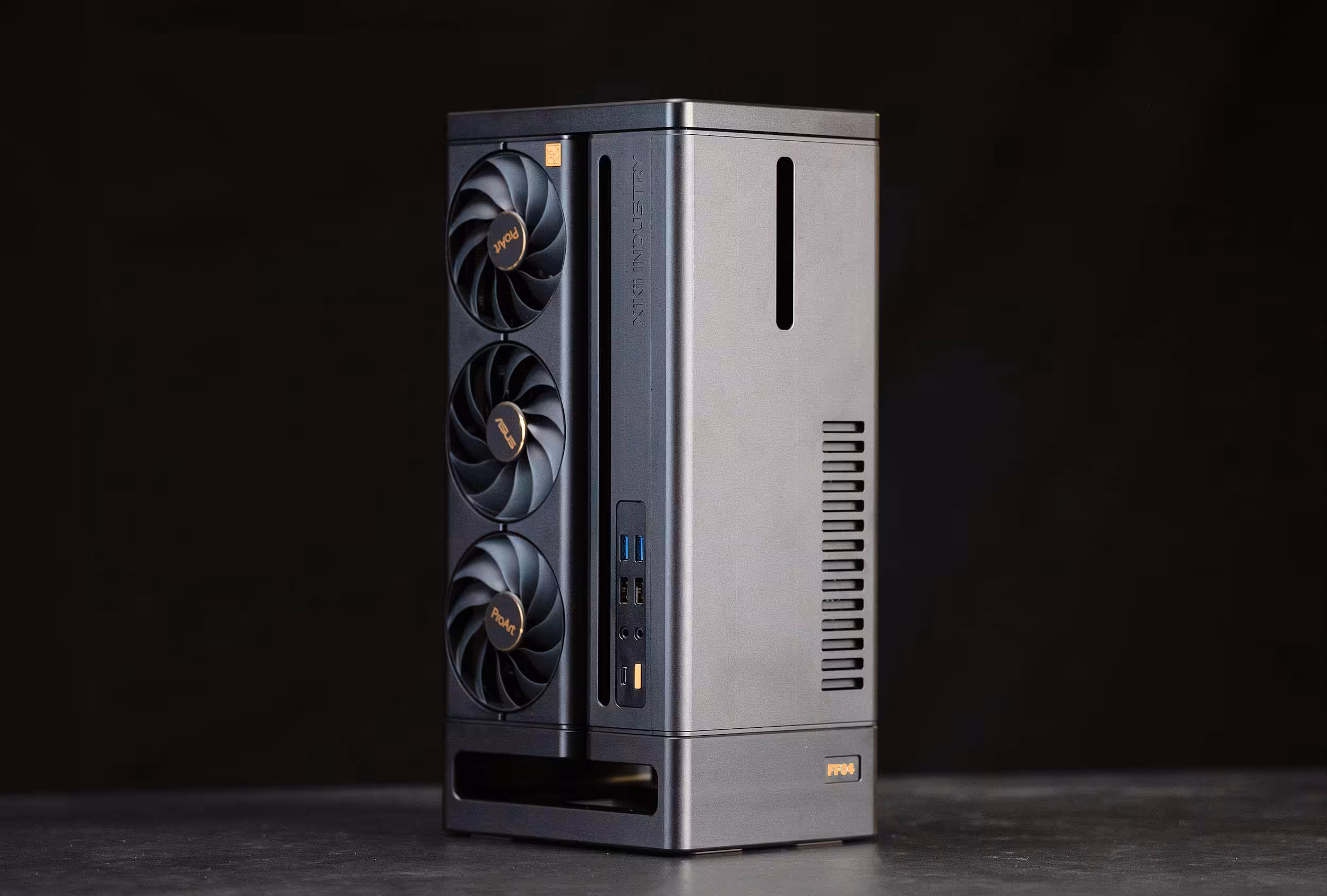 Boîtier noir vertical, trois ventilateurs, fond sombre, composition professionnelle