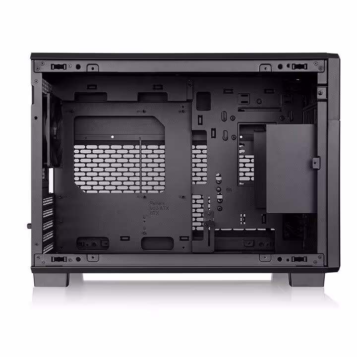 Intérieur du châssis Thermaltake TR200 noir avec espace pour cartes mères