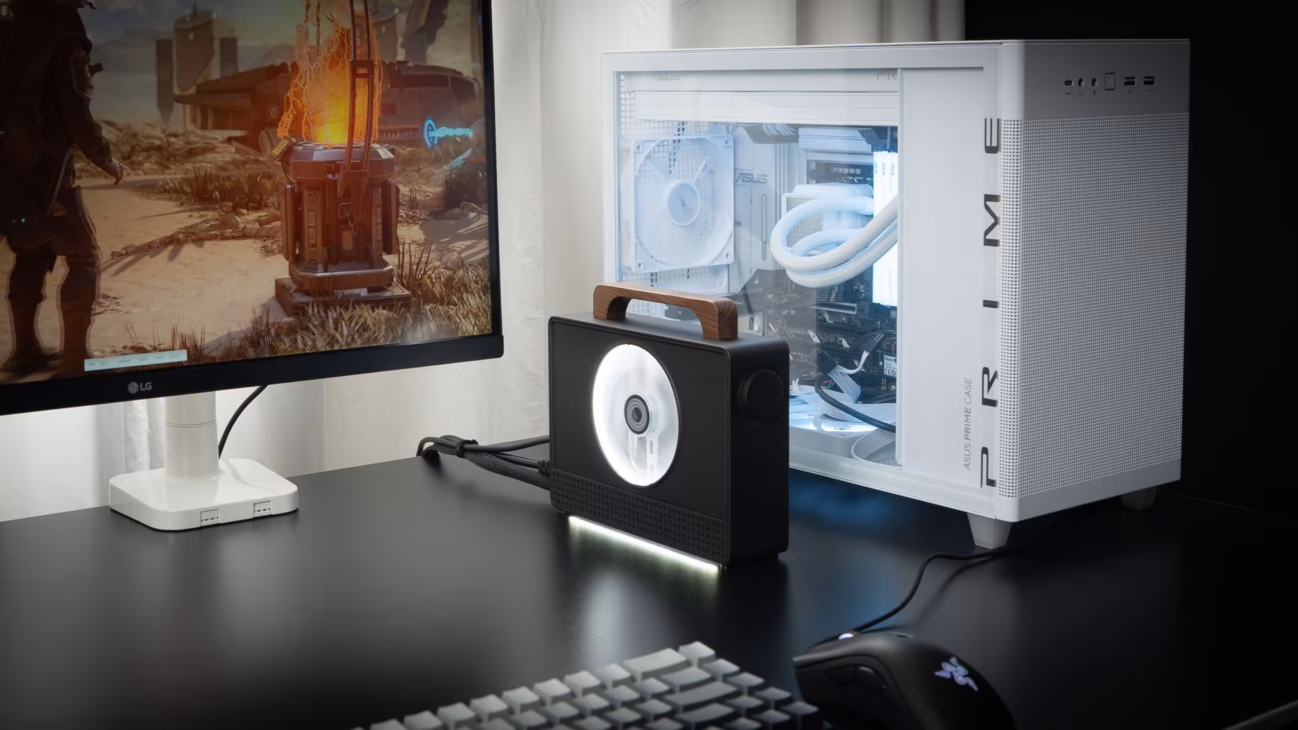Scène de bureau avec eGPU, boîtier blanc, écran affichant jeu vidéo, bon éclairage.