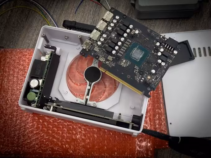 Carte graphique partiellement montée sur une eGPU en cours d'assemblage.